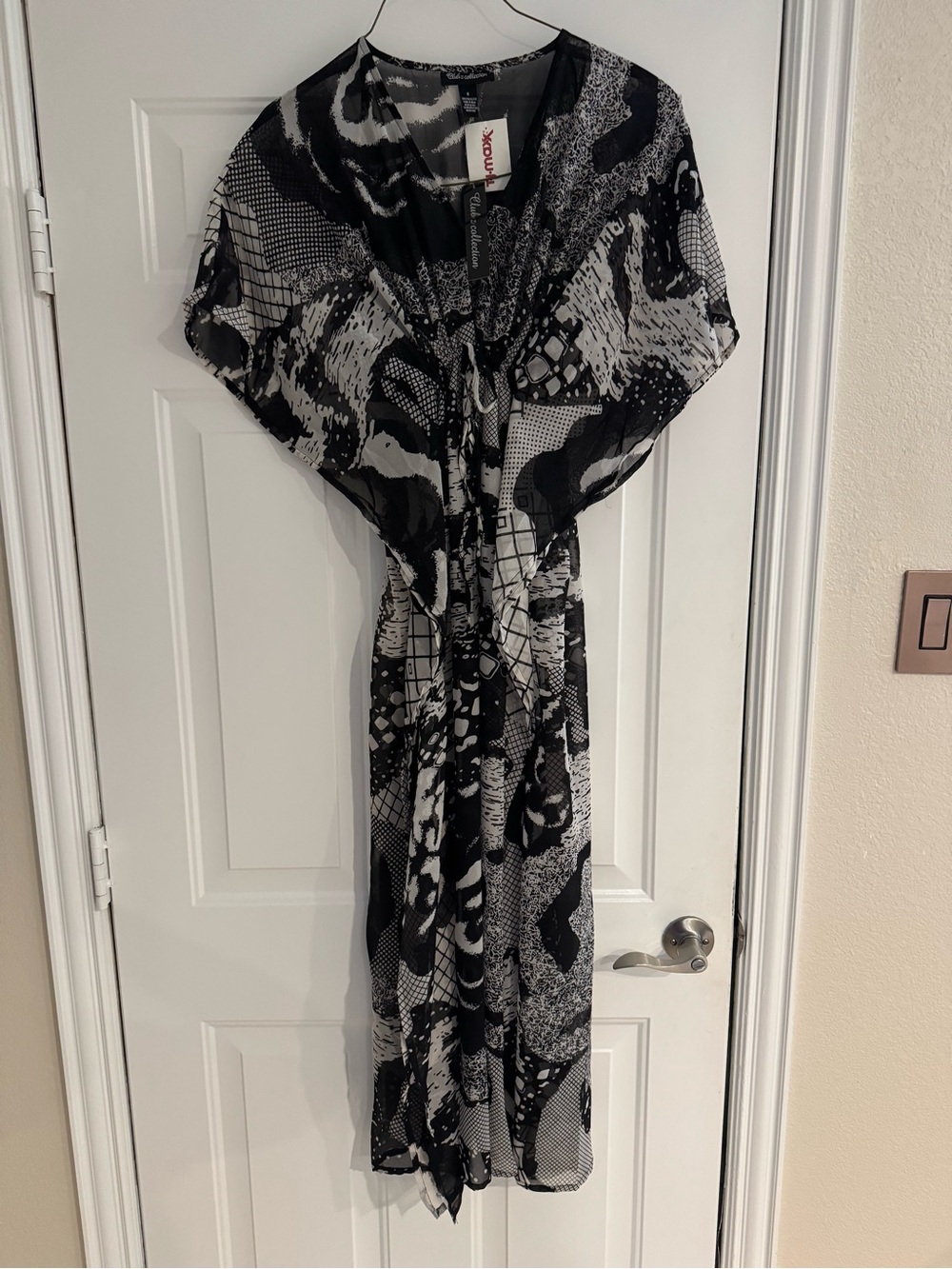 Black & White Patterned Women’s Swim Coverup - Unknown Brand